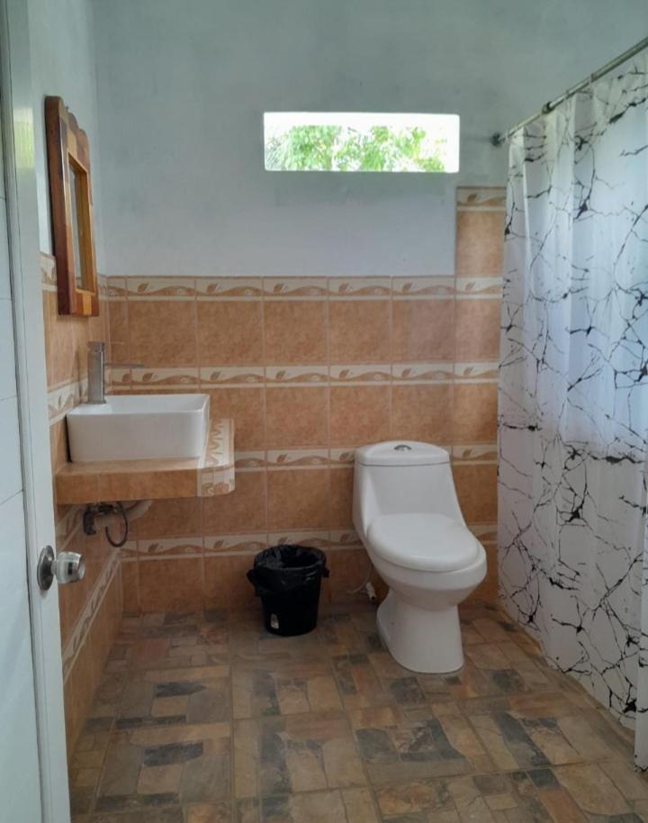 Hotel El Pez Dorado Rio Dulce Town Esterno foto